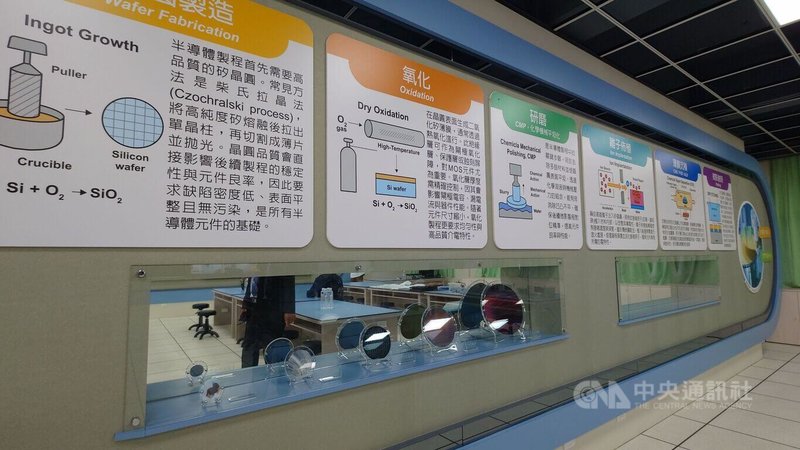 世界先進積體電路股份有限公司董事長方略捐助母校國立嘉義高級中學成立「半導體教室」18日揭牌，教室內陳設2吋到18吋晶圓，令人矚目。中央社記者蔡智明攝  115年4月18日