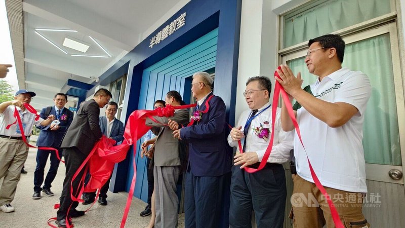 國立嘉義高級中學成立「半導體教室」18日揭牌，校方說，教室內陳設、器材讓學生不出校門就能初步了解半導體製造流程。中央社記者蔡智明攝　115年4月18日