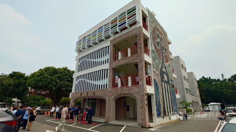 世紀鋼鐵結構股份有限公司董事長賴文祥捐贈新台幣850萬元整修國立嘉義高級中學老舊建物「陶壁樓」，18日嘉中設校102週年校慶時揭牌，1樓設綠能風電展示區。中央社記者蔡智明攝　115年4月18日