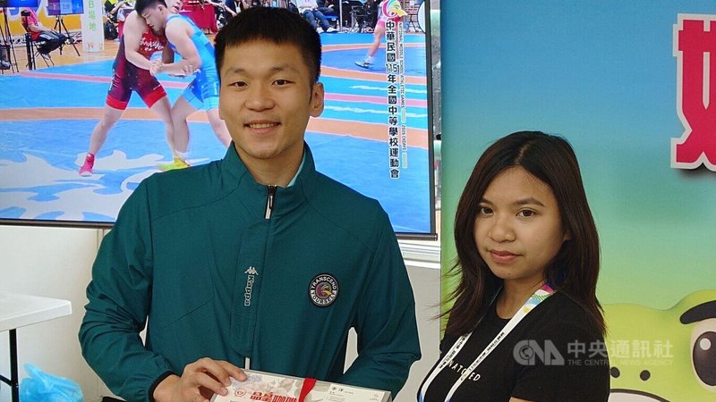 115年全國中等學校運動會18日晚間在嘉義縣立棒球場舉行開幕典禮，運動部長李洋（左）出席與會，受到現場選手熱烈歡迎。中央社記者蔡智明攝　115年4月18日