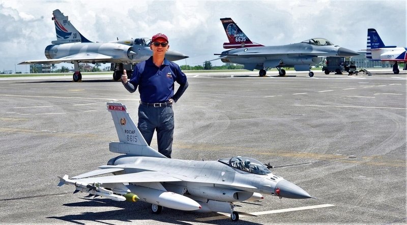 每當空軍營區辦實機展演時，彰化眼鏡行老闆洪尚仁也會帶著遙控飛機模型參加，期盼更多人體驗飛行快樂。（洪尚仁提供）中央社記者吳哲豪傳真 115年4月18日