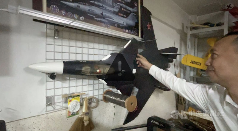 在彰化眼鏡行老闆洪尚仁的「地下空軍基地」中，掛在牆上的SU-47戰機模型是得意作品，洪尚仁說，由於造型太特殊，經不斷嘗試，才讓戰機模型順利升空。中央社記者吳哲豪彰化攝 115年4月18日