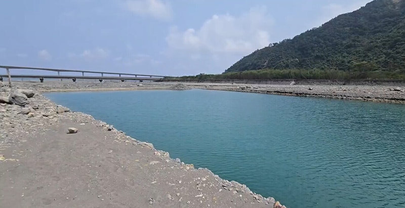 台東縣金崙溪目前正進行疏濬工程，因土石封堵溪水形成深潭，一名16歲少年18日下午疑不慎失足溺水，消防人員救起時少年已無生命跡象，命危送醫搶救。（民眾提供）中央社記者盧太城台東傳真 115年4月18日