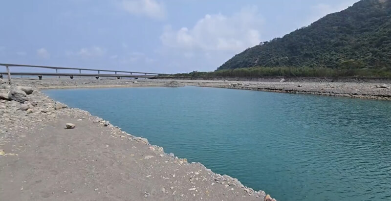 台東縣金崙溪目前正進行疏濬工程，因土石封堵溪水形成深潭。（民眾提供）中央社記者盧太城台東傳真 115年4月18日