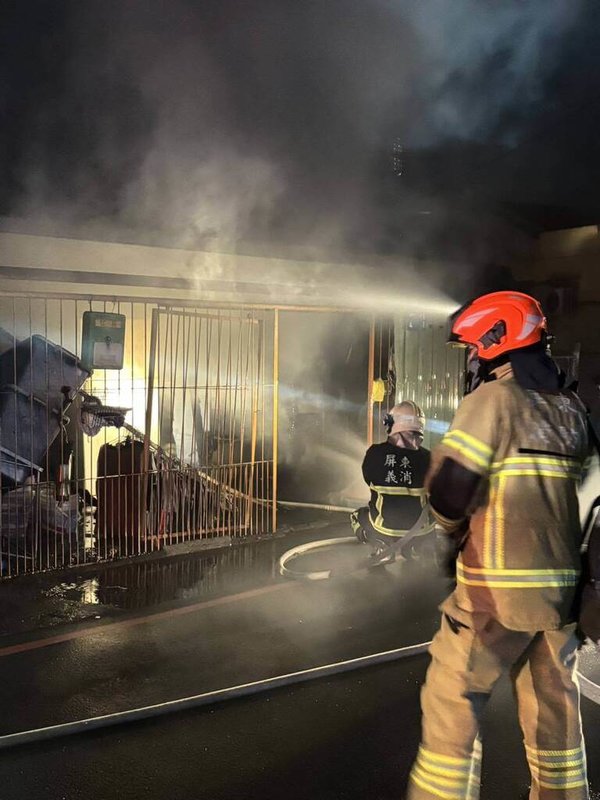 屏東縣鹽埔鄉一處住宅18日晚間發生火警，消防人員抵達現場時，平房已全面燃燒，立即佈署水線進行滅火，並同步組織搜救小組進入火場搜救。（屏東縣政府消防局提供）中央社記者黃郁菁傳真　115年4月18日