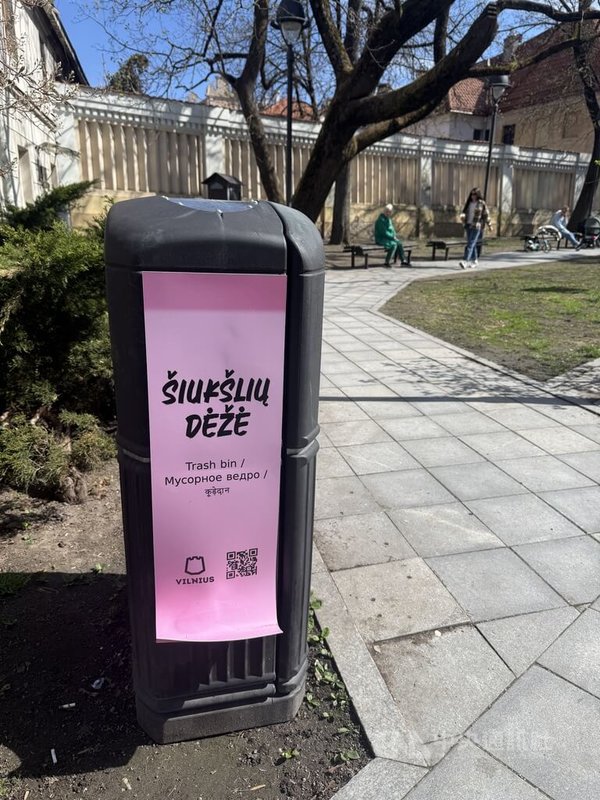 維爾紐斯市政府利用巨型便利貼設計，標註立陶宛與在生活常見的物件和地點上，例如教堂、博物館、垃圾桶和車站等，讓行人在生活中自然接觸並記憶語言。中央社記者游堯茹維爾紐斯攝　115年4月18日