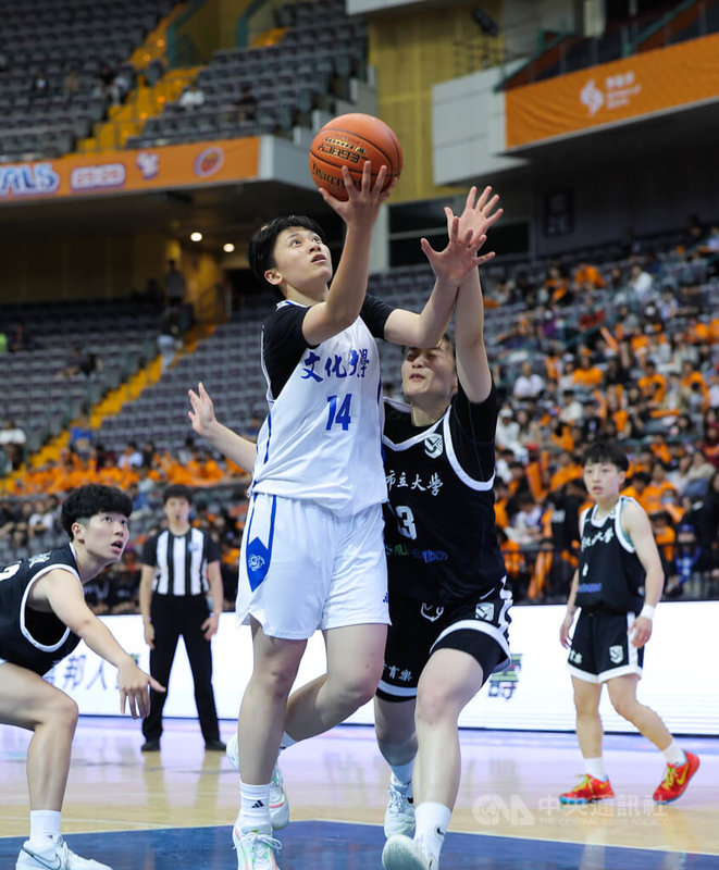 114學年度大專籃球聯賽（UBA）公開女一級文化大學18日晚間4強戰交手台北市立大學，文化球員鄭慧慈（持球者）繳17分外帶15籃板，助隊搶下冠軍戰門票。中央社記者翁睿坤攝　115年4月18日