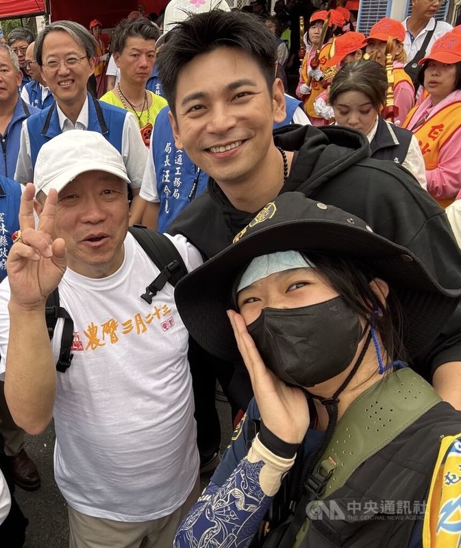 電影「農曆三月二十三」結合台灣深厚的媽祖信仰文化，導演王重正（左白衣者）、演員楊子儀（2排右）特別選在2025年白沙屯媽、山邊媽進香時拍攝。（北投映像電影）中央社記者王心妤傳真　115年4月18日