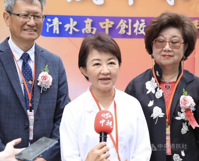 台灣民眾黨創黨主席柯文哲17日晚間到逢甲夜市掃街時，疑遭不明人士噴辣椒水。台中市長盧秀燕（中）18日表示，已責成警方加速偵辦，台中市不容許任何的安全受到侵害。中央社記者郝雪卿攝 115年4月18日