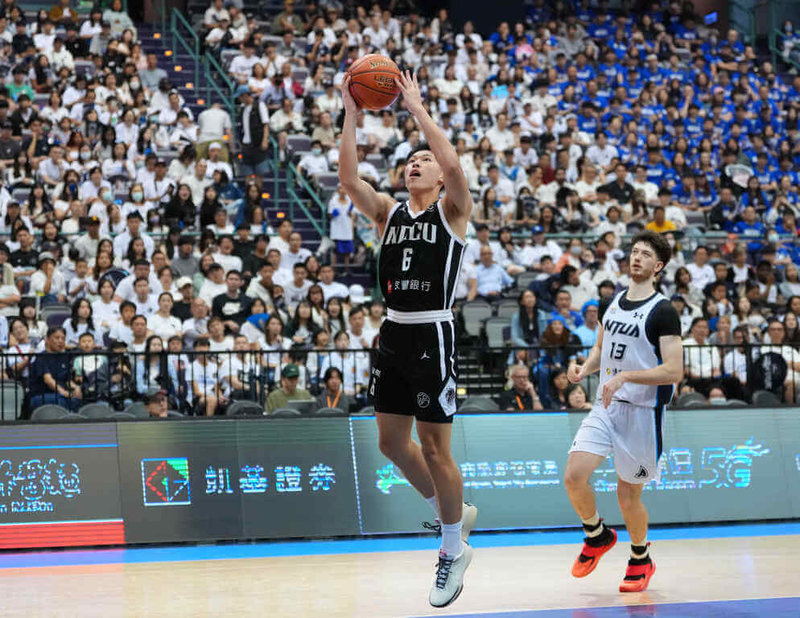 被球迷戲稱為「宇宙政大」的政大雄鷹18日在UBA大專籃球聯賽男一級4強發揮全員皆兵實力，當中謝昀達（左）攻下全隊最高的15分，率隊以86比59輕取台藝大，亦是跨季73連勝。（UBA提供）中央社記者黎建忠傳真　115年4月18日