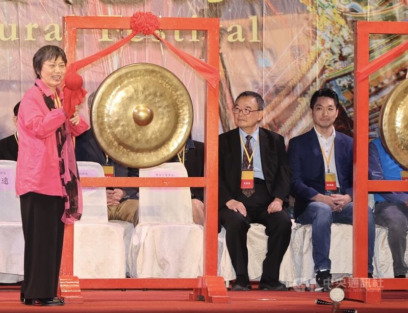 台北市大龍峒保安宮「保生文化祭」登場，19日晚間進行開鑼儀式，內政部長劉世芳（左）、台北市長蔣萬安（右）、國立故宮博物院長蕭宗煌（右2）等貴賓出席與會。中央社記者趙世勳攝　115年4月19日