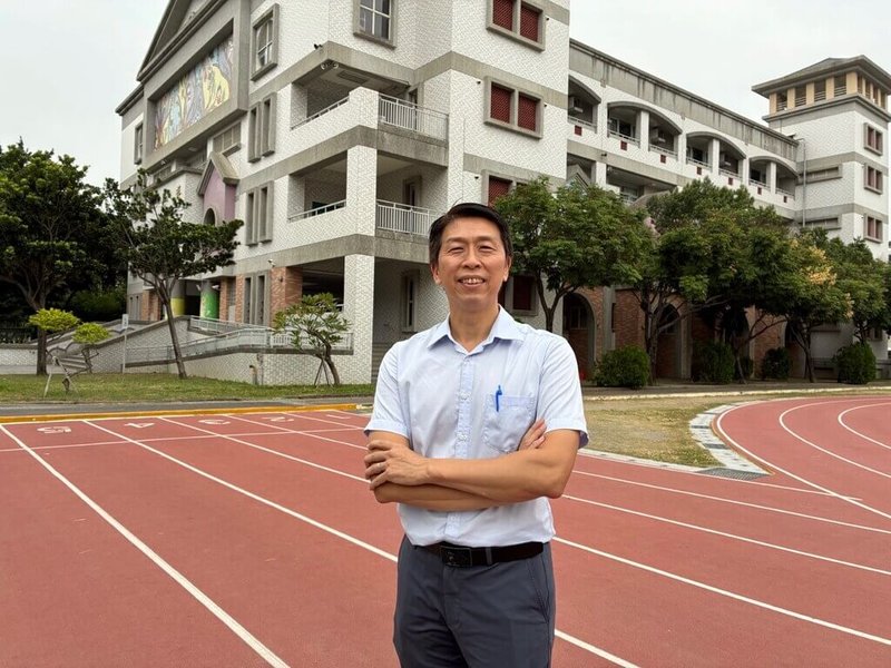 高雄市五福國中主任王崇憲全力投入台語教學與推廣，帶學生演布袋戲、分組朗讀、走訪菜市場，在真實場域中學習語言，提高學生學習意願，獲選教育家人物典範。（教育部提供）中央社記者許秩維傳真　　115年4月19日