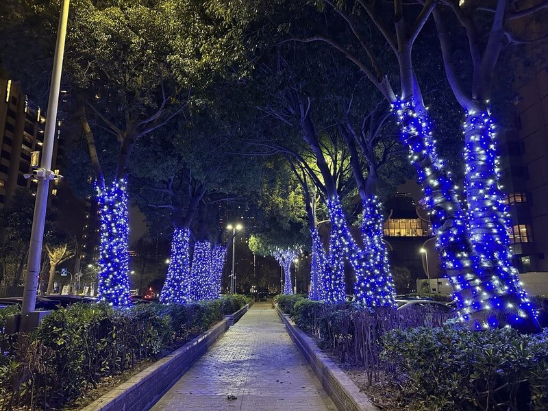 台中市七期的惠安停車場近期完成翻新，透過燈飾營造光環境特色場域，夜間行經彷如進入「阿凡達」世界。（台中市交通局提供）中央社記者趙麗妍傳真　115年4月19日