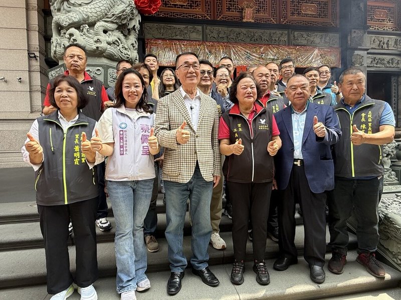 國民黨新北市長參選人李四川（前左3）19日出席浴佛節大會，隨後到五股賀聖宮參香祈福，肯定宗教信仰力量能感化人心。（李辦提供）中央社記者王鴻國傳真　115年4月19日