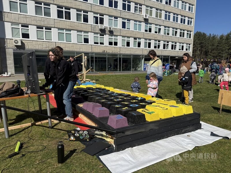 今年維爾紐斯「物理學日」Fizland主題區的焦點之一為超過4公尺，配有螢幕可實際使用的巨大鍵盤。中央社記者游堯茹維爾紐斯攝　115年4月19日