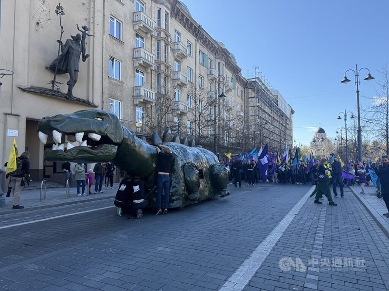 維爾紐斯「物理學日」的傳統遊行，由招牌吉祥物、維爾紐斯大學學生打造的大型機械恐龍，帶領民眾沿格迪米納斯大道遊行，氣氛熱鬧。中央社記者游堯茹維爾紐斯攝　115年4月19日