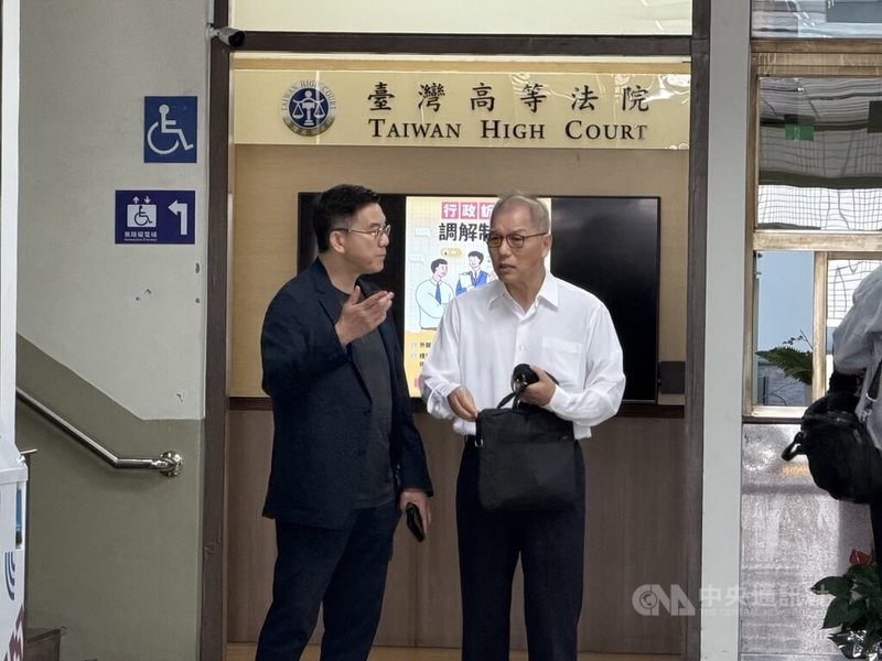 勞動基金炒股案，一審判勞動部前組長游迺文9年、被告寶佳集團前執行長唐楚烈（右）8年徒刑。二審台灣高等法院日前開庭，唐楚烈庭上表示，對於延長限制出境、出海及科技監控沒有意見。中央社記者劉世怡攝 115年4月19日