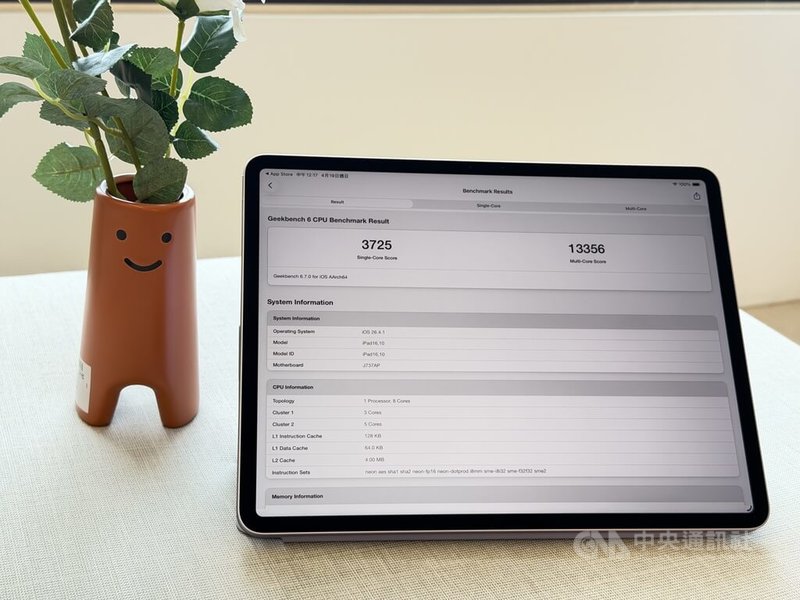 搭載蘋果M4自研晶片的iPad Air平板電腦近期在台灣開賣，採用8核心中央處理器（CPU），其中包含3個高效能核心和5個高節能核心，CPU跑分測試單核分數達3725分，比M3版提升逾20%。中央社記者吳家豪攝 115年4月19日