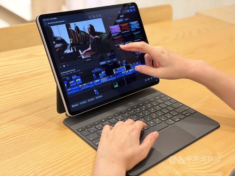 蘋果公司近期在台灣開賣搭載M4自研晶片的iPad Air平板電腦，能更快速處理高負載的影像編輯任務，例如在Final Cut Pro軟體中使用由AI驅動的「場景移除遮罩」功能，可快速移除背景。中央社記者吳家豪攝 115年4月19日