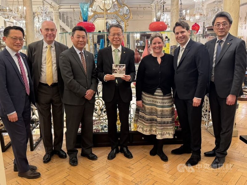 長榮航空開航維也納航線35週年，長榮航空總經理孫嘉明（中）表示，隨著新機交付時程，印度德里、美國波士頓等航點都在評估中。中央社記者余曉涵攝 115年4月19日