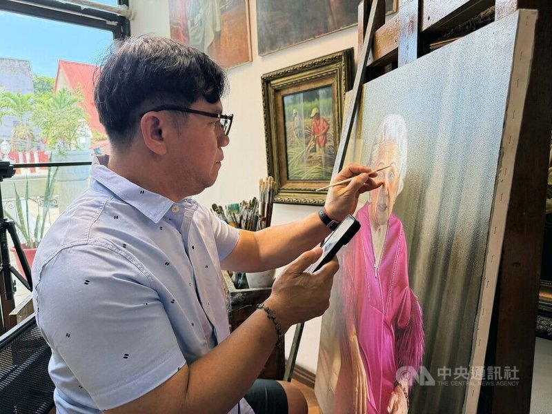 菲律賓寫實派人物畫家殷帕斯（Jun Impas），善於繪畫平凡人的日常生活，呈現「平凡之美」。中央社記者林行健宿霧市攝　115年4月19日