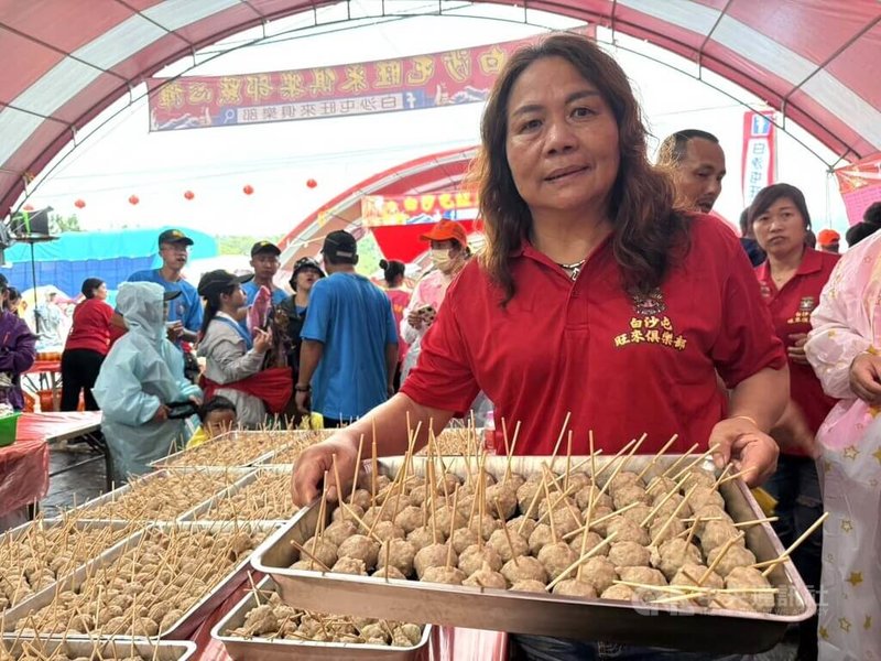 苗栗通霄白沙屯媽祖進香規模日益龐大，熱心信徒翁秀蓁（圖）與友人發起成立「白沙屯旺來俱樂部」點心站，每年進香回鑾時準備海量點心、飲食款待香燈腳。中央社記者管瑞平攝　115年4月19日