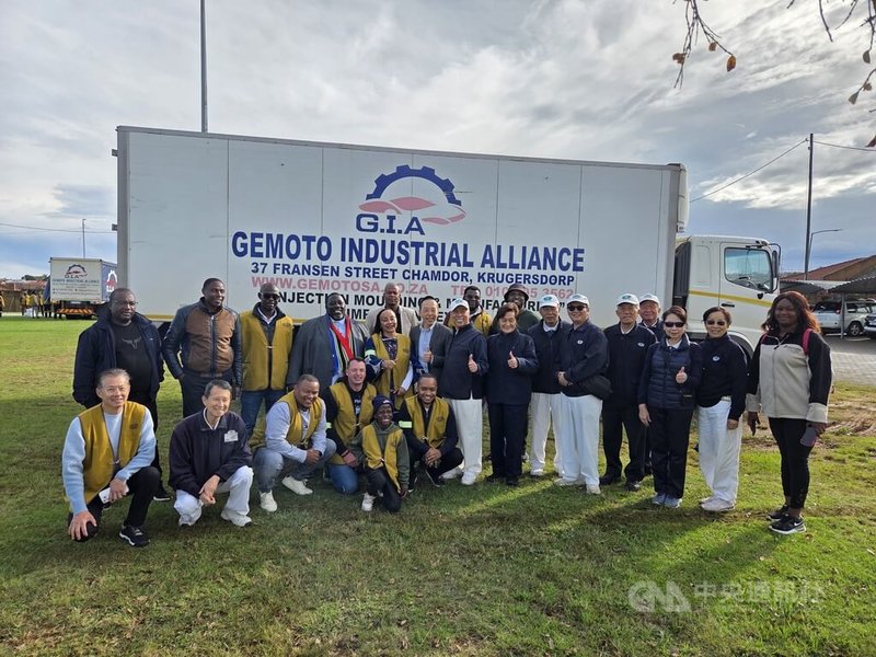 慈濟南非分會18日在豪登省蒙西維爾發放民生用品給當地貧苦民眾。駐南非代表處副參事許世旭（中間，身著西裝者）、在南非經營公司的李慶隆（前排右8）等人到場參與活動。中央社記者李依璇約翰尼斯堡攝　115年4月19日