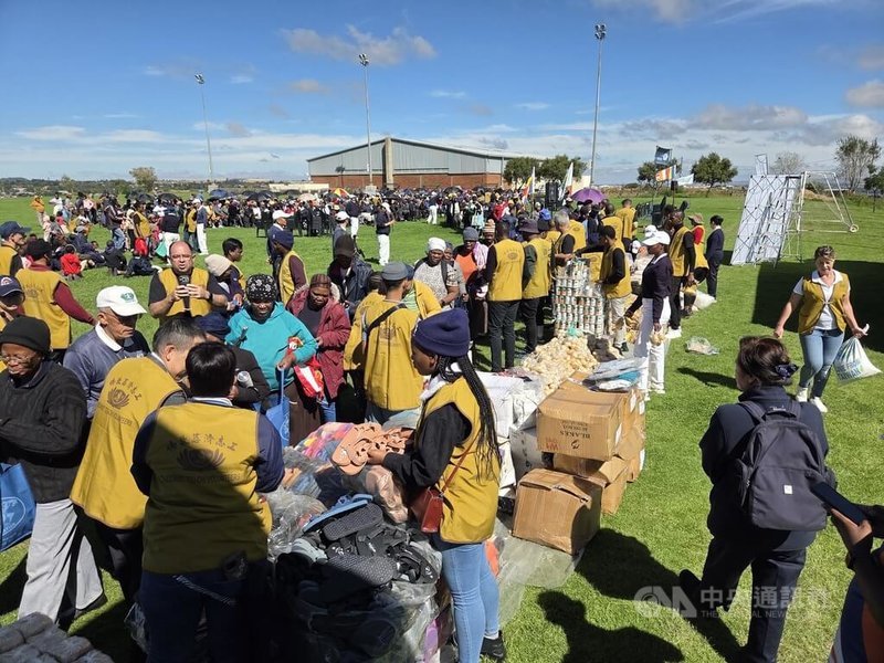 南非慈濟18日在豪登省蒙西維爾發放物資，志工協助民眾領取。中央社記者李依璇約翰尼斯堡攝　115年4月19日