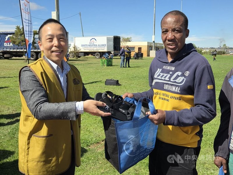 慈濟南非分會18日發放民生用品給當地貧苦民眾。駐南非代表處副參事許世旭（左）當天出席活動，協助發送物資。中央社記者李依璇約翰尼斯堡攝　115年4月19日