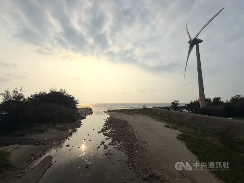 苗栗縣政府以「白沙聖域．天空之丘」計畫，串聯後龍好望角至通霄白沙屯間約6公里廊帶，透過軟硬體計畫重塑濱海觀光軸線。中央社記者管瑞平攝　115年4月19日
