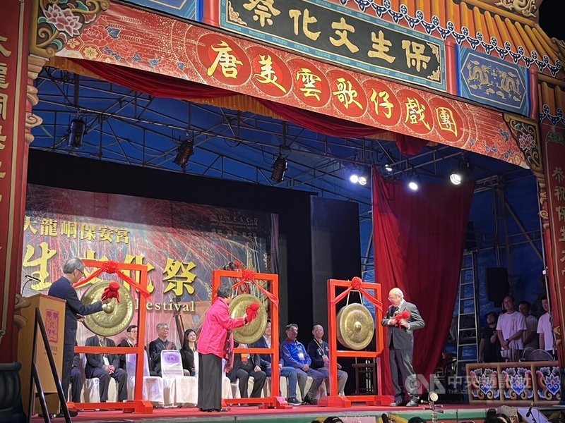 國定古蹟台北市大龍峒保安宮「2026年保生文化祭」19日晚間舉行開鑼式，保安宮表示，活動至6月16日，為期1個半月，除了開鑼式，由國內知名劇團匯演的家姓戲將持續到5月14日。中央社記者楊淑閔攝  115年4月19日