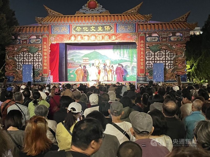 台北市大龍峒保安宮「2026年保生文化祭」19日揭幕，廟埕文化家姓戲率先登場，台下滿座熱切看戲。中央社記者楊淑閔攝  115年4月19日