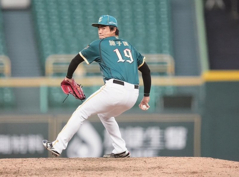 中華職棒台鋼雄鷹隊19日在澄清湖棒球場對上樂天桃猿隊，雄鷹中繼投手施子謙（圖）投1球就拿到勝投，成為中職史上第11人。（台鋼雄鷹隊提供）中央社記者蘇志畬傳真　115年4月19日