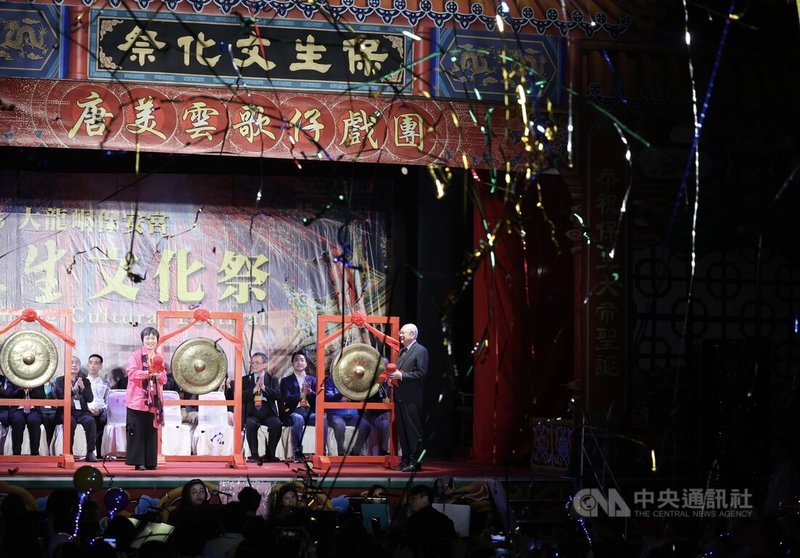 台北市大龍峒保安宮「保生文化祭」邁入第33年，19日舉行開鑼儀式，現場拋下彩帶，預祝活動圓滿順利進行。中央社記者趙世勳攝　115年4月19日