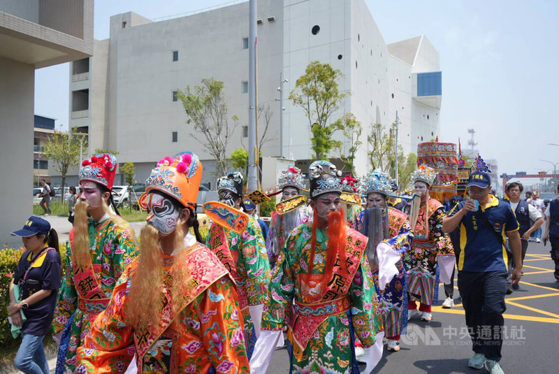 「念念之間」特展介紹東港東福殿城隍廟二十四司，其因參與東港迎王祭典而發展為現今陣頭規模，深植地方記憶。19日特展開展儀式，二十四司出陣到館見證。中央社記者黃郁菁攝　115年4月19日