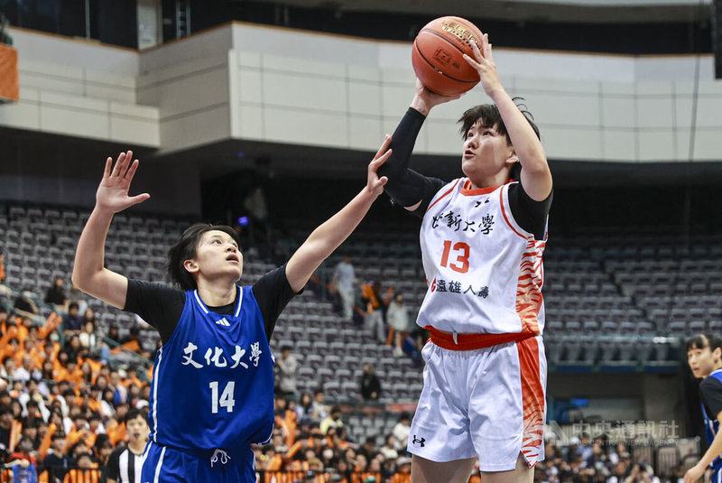114學年度大專籃球聯賽（UBA）世新大學19日晚間在台北小巨蛋與文化大學爭奪女一級冠軍，世新在上半場暫時以22比29落後，陣中蔡佑蓮（右）奮力搶分。中央社記者鄭清元攝　115年4月19日