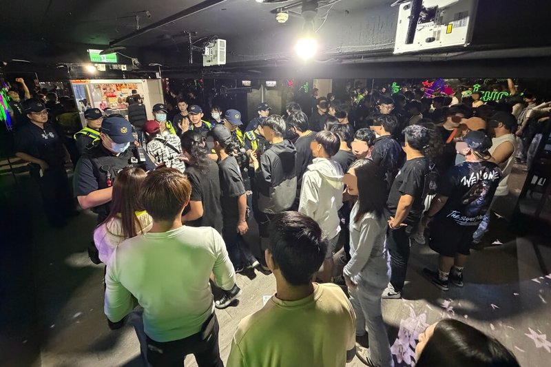 桃園市警局中壢警分局於17、18日夜間執行「雷霆除暴擴大臨檢專案勤務」，統計12日至18日共查獲各類刑案100件93人，其中以詐欺案件36件最多，另查獲毒品案件18件、公共危險11件、竊盜6件，並查獲各類通緝犯共27人。（桃園市警局中壢分局提供）中央社記者吳睿騏桃園傳真　115年4月19日