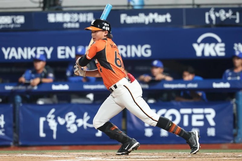 中華職棒統一獅隊18日以1分差不敵富邦悍將，獅隊總教練「餅總」林岳平表示，內野手林泓弦的雙殺內容好、結果不好，期待有天林泓弦能送回勝利1分。圖為林泓弦17日出賽畫面。（統一獅提供）中央社記者謝靜雯傳真　115年4月19日