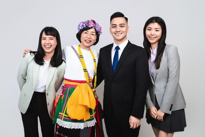 民進黨新北市長參選人蘇巧慧（左2）19日公布競選團隊3名發言人名單，分別是29歲劉芳宇（左）、26歲馬亨亨．夷將（Mahengheng．Icyang）（右2）及24歲吳思萱（右）。（蘇巧慧辦公室提供）中央社記者王鴻國傳真　115年4月19日