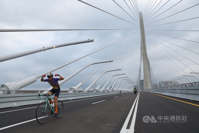 為迎接淡江大橋正式通車，交通部與新北市規畫通車前系列活動，19日舉辦自行車活動，自行車騎士搶先騎上淡江大橋，感受淡水新地標與淡水河口景觀。中央社記者吳家昇攝 115年4月19日