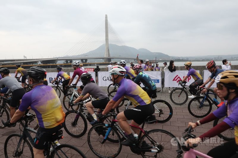 為迎接淡江大橋正式通車，交通部與新北市規畫通車前系列活動，19日舉辦自行車活動，自行車騎士清晨集合出發，感受淡水河邊新地標的景色。中央社記者吳家昇攝 115年4月19日