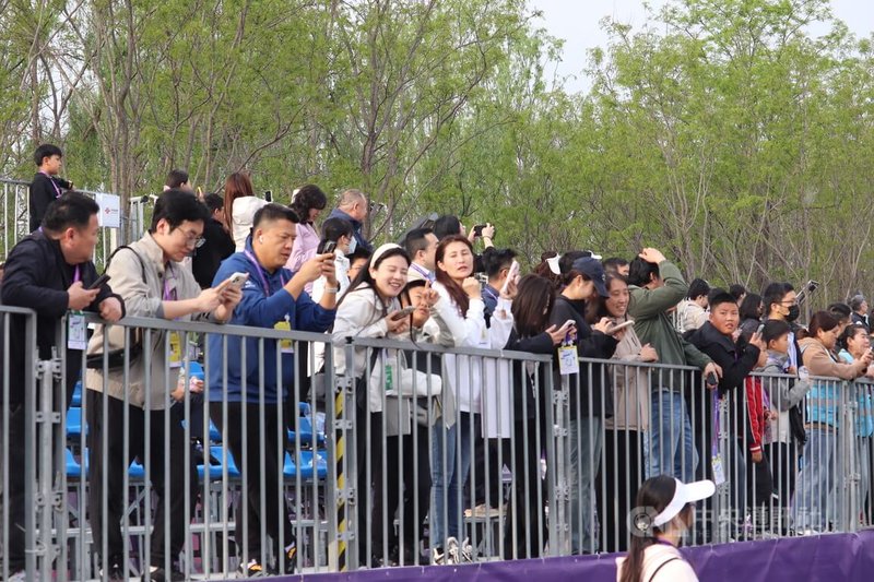 北京19日舉行「2026北京亦莊半程馬拉松暨人形機器人半程馬拉松」，圖為觀看賽事的民眾。中央社記者呂佳蓉北京攝 115年4月19日