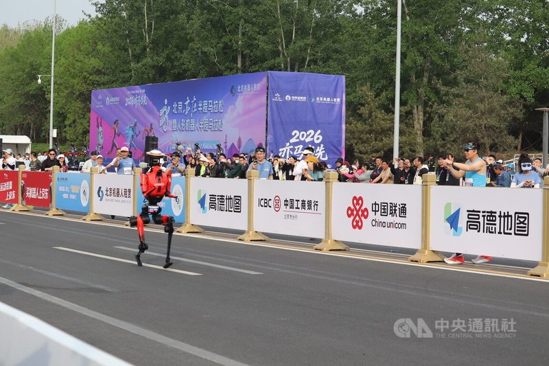 北京19日舉行「2026北京亦莊半程馬拉松暨人形機器人半程馬拉松」，許多民眾前來圍觀。圖為奔馳於賽道的一台人形機器人。中央社記者呂佳蓉北京攝 115年4月19日