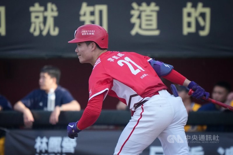 中華職棒味全龍隊內野手李凱威18日低調寫紀錄，生涯246次四壞保送，登上隊史「選球王」。圖為李凱威19日出戰中信兄弟時上場打擊。中央社記者徐肇昌攝　115年4月19日