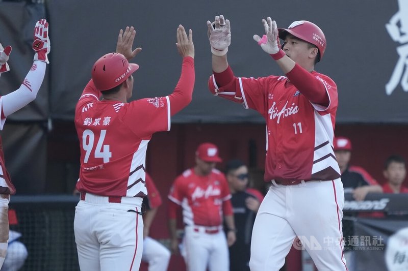 中華職棒19日在天母棒球場進行例行賽，由中信兄弟與味全龍交手，4局下，龍隊朱育賢（右）擊出2分打點全壘打，回本壘與隊友慶祝。中央社記者徐肇昌攝　115年4月19日
