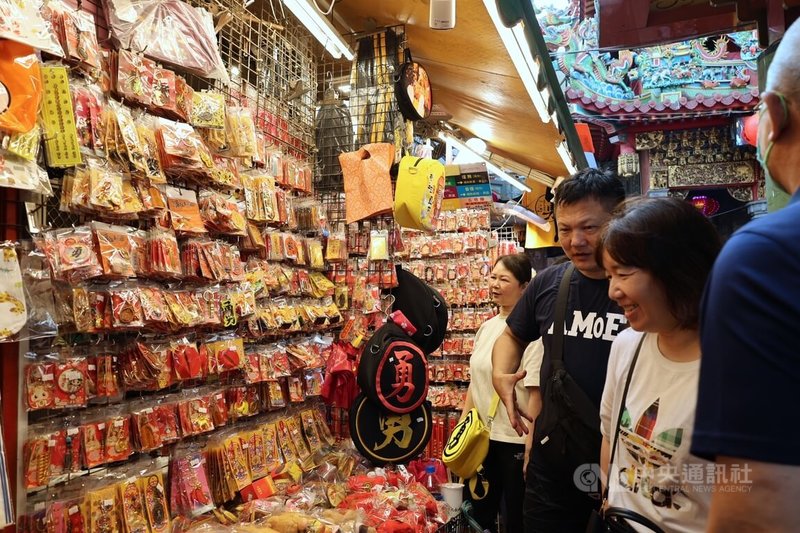 苗栗縣通霄鎮拱天宮已成全國知名宗教聖地，白沙屯媽祖進香帶動拱天宮周邊商業經濟，廟前攤位販售各式文創、紀念商品，琳瑯滿目。中央社記者管瑞平攝　115年4月19日