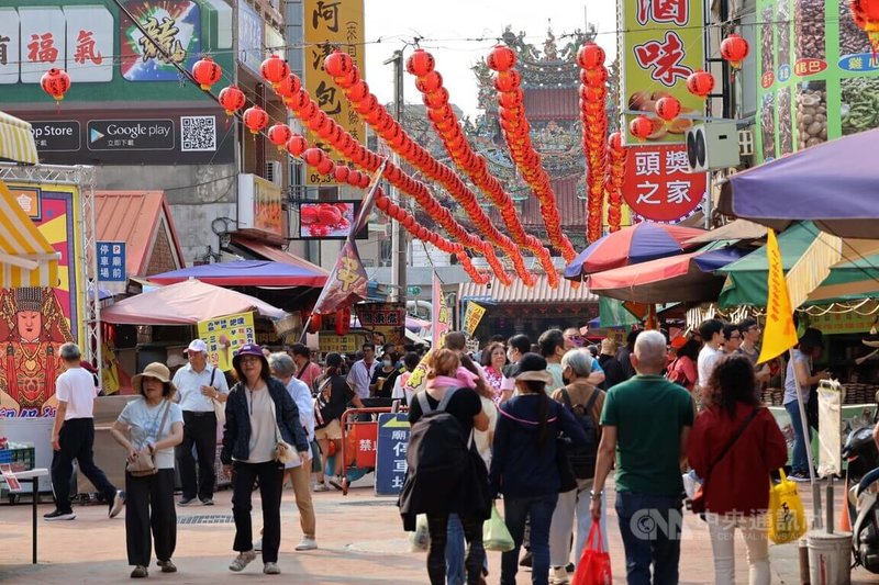 苗栗縣通霄鎮白沙屯拱天宮媽祖徒步進香活動已是全國宗教盛事，拱天宮香火鼎盛，假日前往參拜人潮絡繹不絕，帶動周邊商業經濟。中央社記者管瑞平攝　115年4月19日