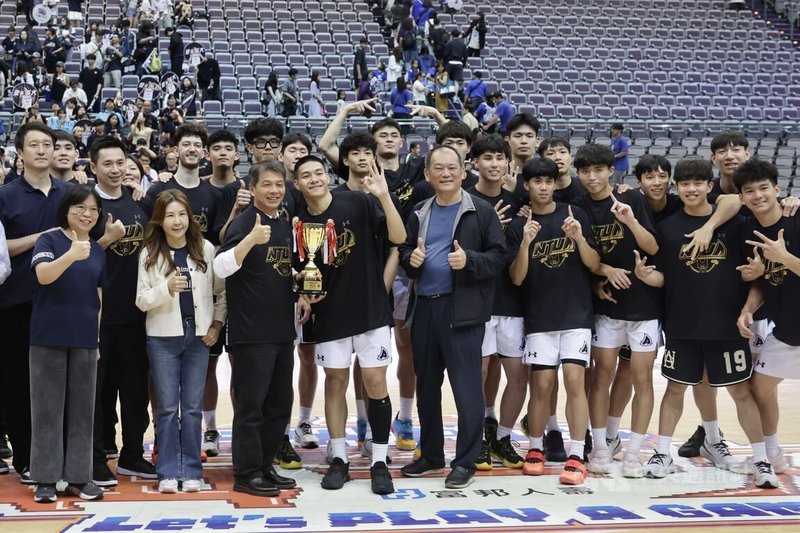 114學年度大專籃球聯賽（UBA）19日下午在台北小巨蛋進行男一級季軍戰，台灣藝大最終以85比79擊退虎尾科大奪得季軍，球隊拿著獎盃開心合影。中央社記者裴禛攝　115年4月19日