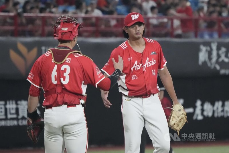 中華職棒中信兄弟與味全龍19日在天母棒球場打例行賽，終場龍隊以9比3拿勝，投手黃暐傑（右）與捕手蔣少宏（左）擊掌慶祝。中央社記者徐肇昌攝　115年4月19日