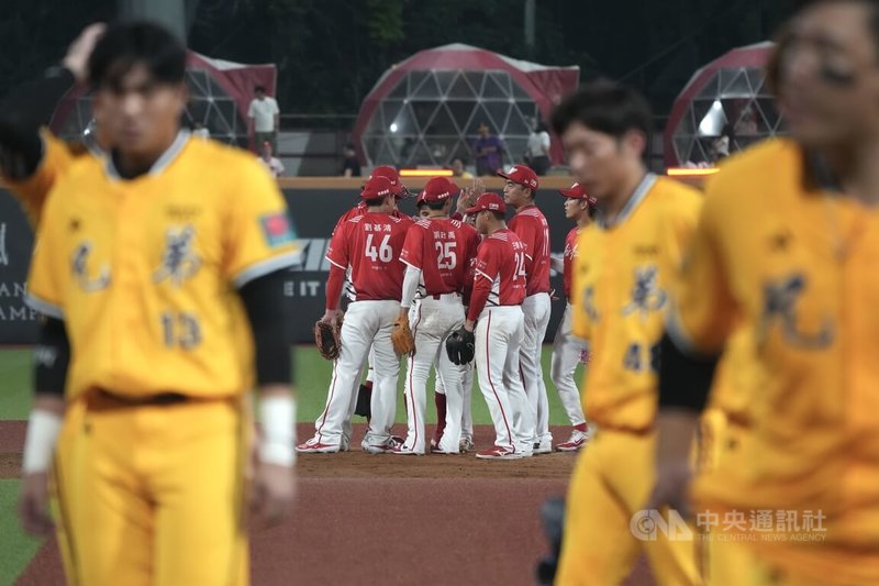 中華職棒19日在天母棒球場進行例行賽，終場味全龍以9比3擊敗中信兄弟，龍隊球員（後）在場中擊掌慶祝。中央社記者徐肇昌攝　115年4月19日